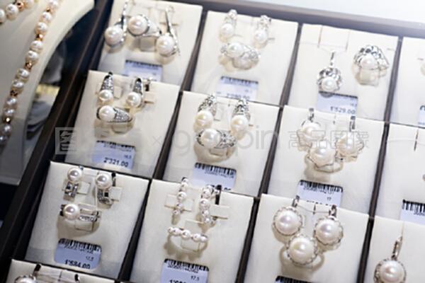 零售黃金商店中的珍珠珠寶 展現(xiàn)優(yōu)雅與價值